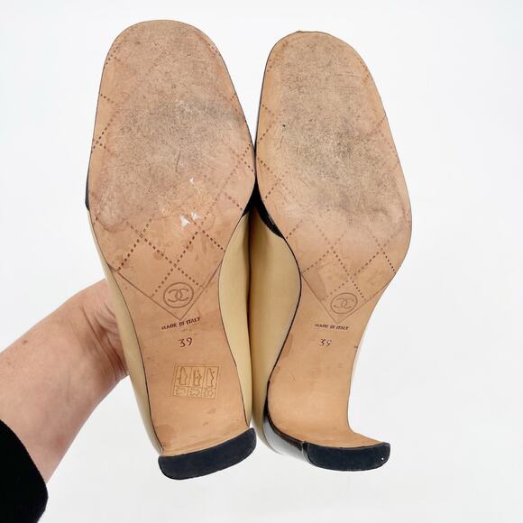 Vintage Chanel Beige Black Leather CC Cap Toe Bow Block Heel Pumps Shoes EU 39 - Picture 10 of 13